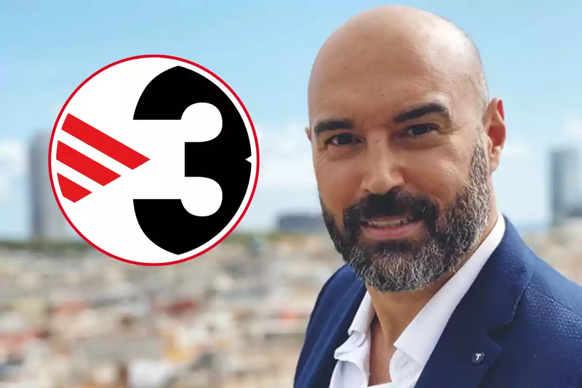 Home amb barba i vestit blau somrient davant d'un fons urbà desenfocat, amb el logotip de TV3 a l'esquerra.