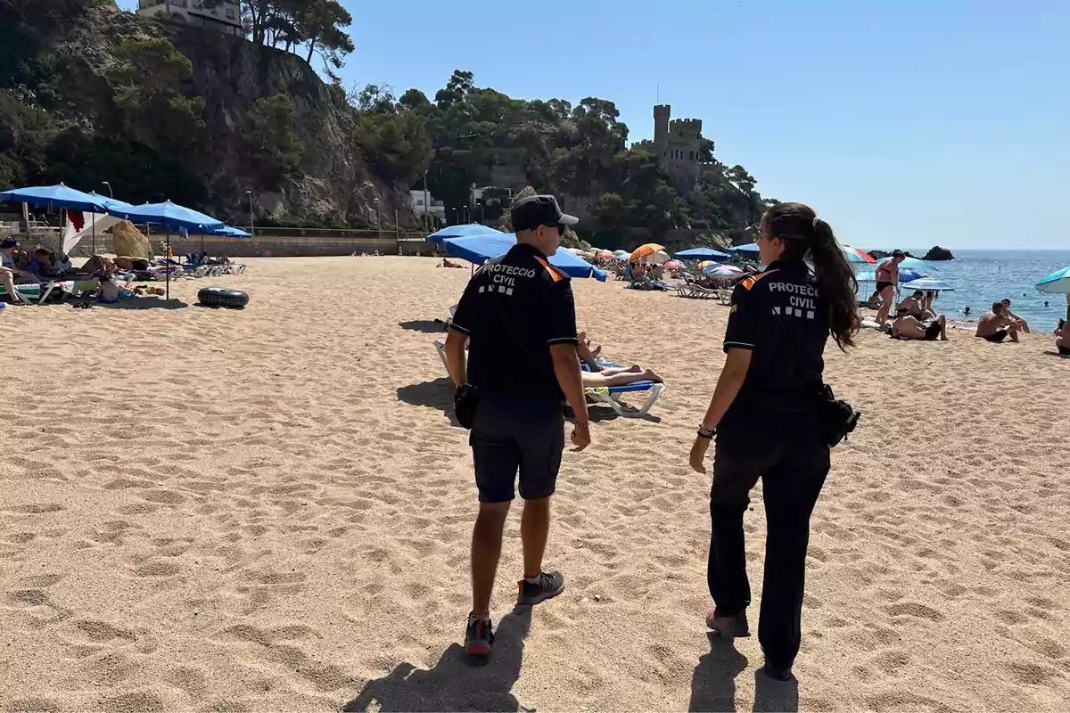 Agentes de Protección Civil en una playa