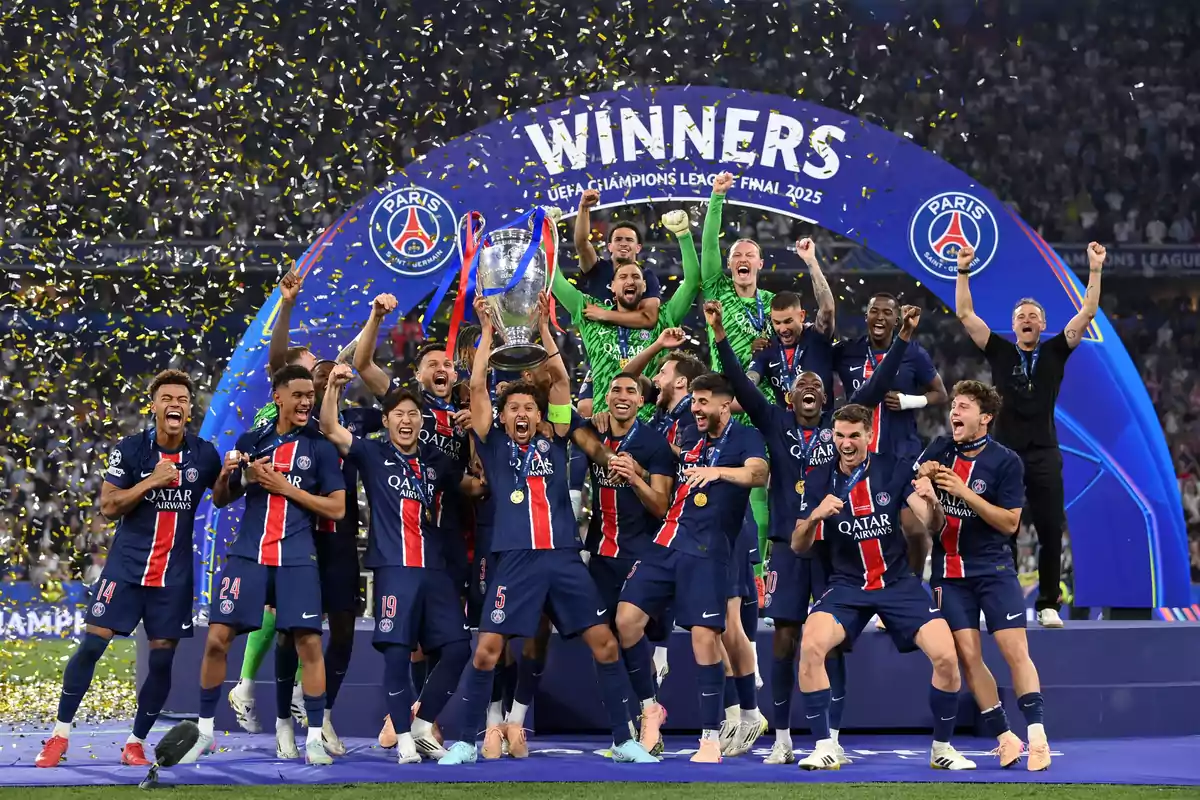 El PSG aixecant la primera Champions de la seva història El PSG aixecant la primera Champions de la seva història