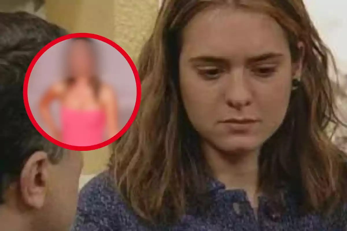 Una mujer con expresión seria mira hacia abajo mientras otra persona está parcialmente visible a su lado; en la esquina superior izquierda hay un círculo rojo con una imagen borrosa de una persona en un vestido rosa.