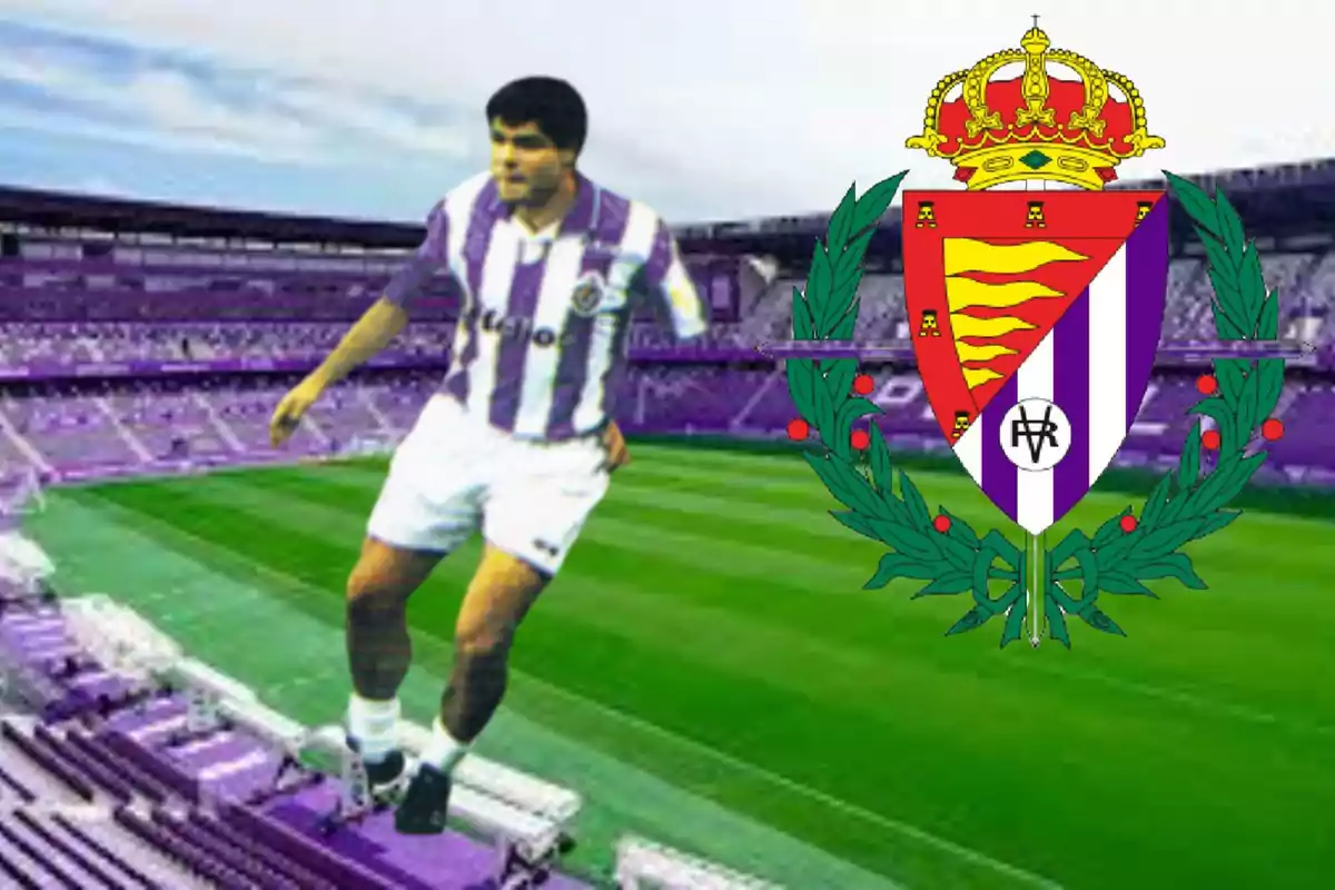 Un jugador de futbol amb l?uniforme del Reial Valladolid en un estadi amb l?escut de l?equip al costat.