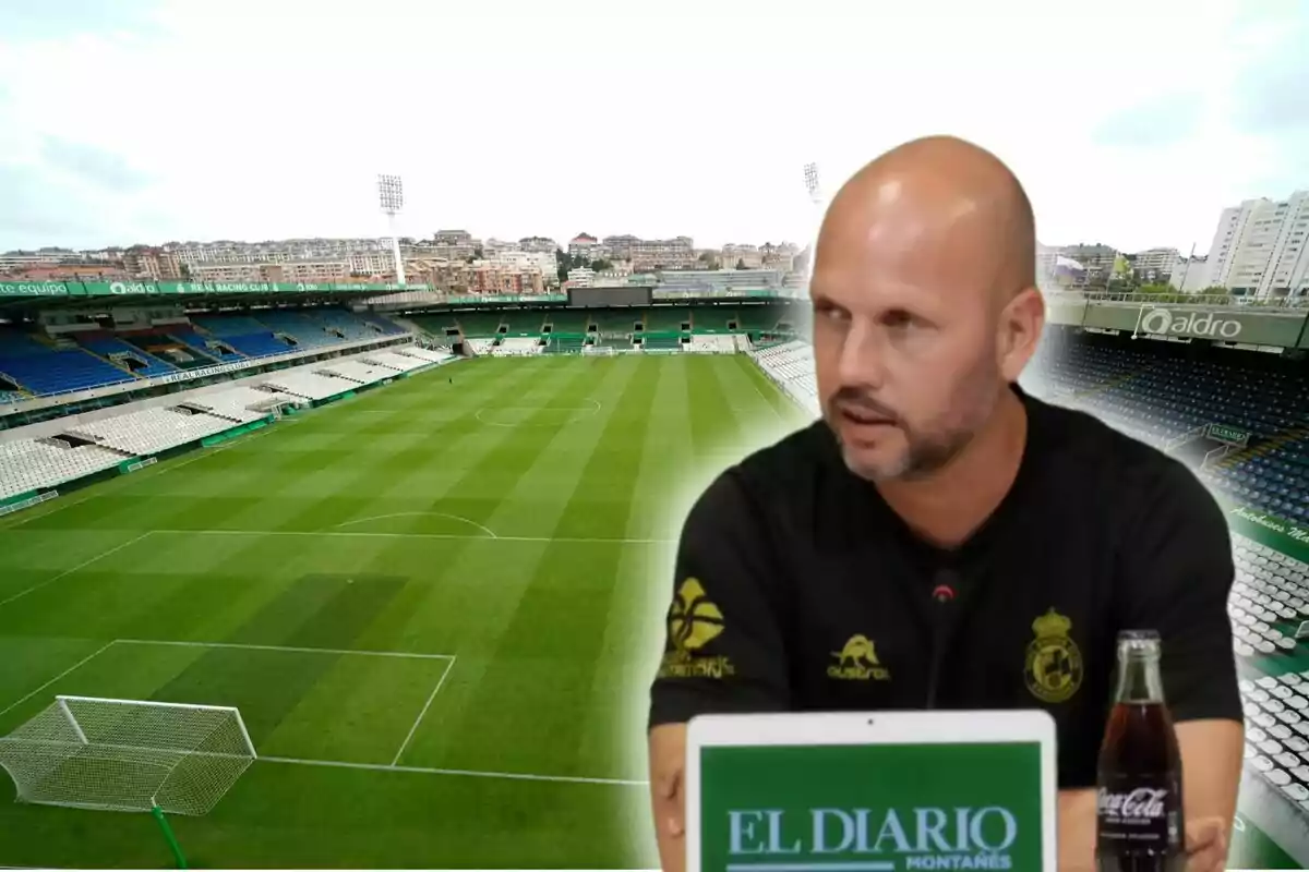 Un home a una conferència de premsa amb un estadi de futbol buit de fons.