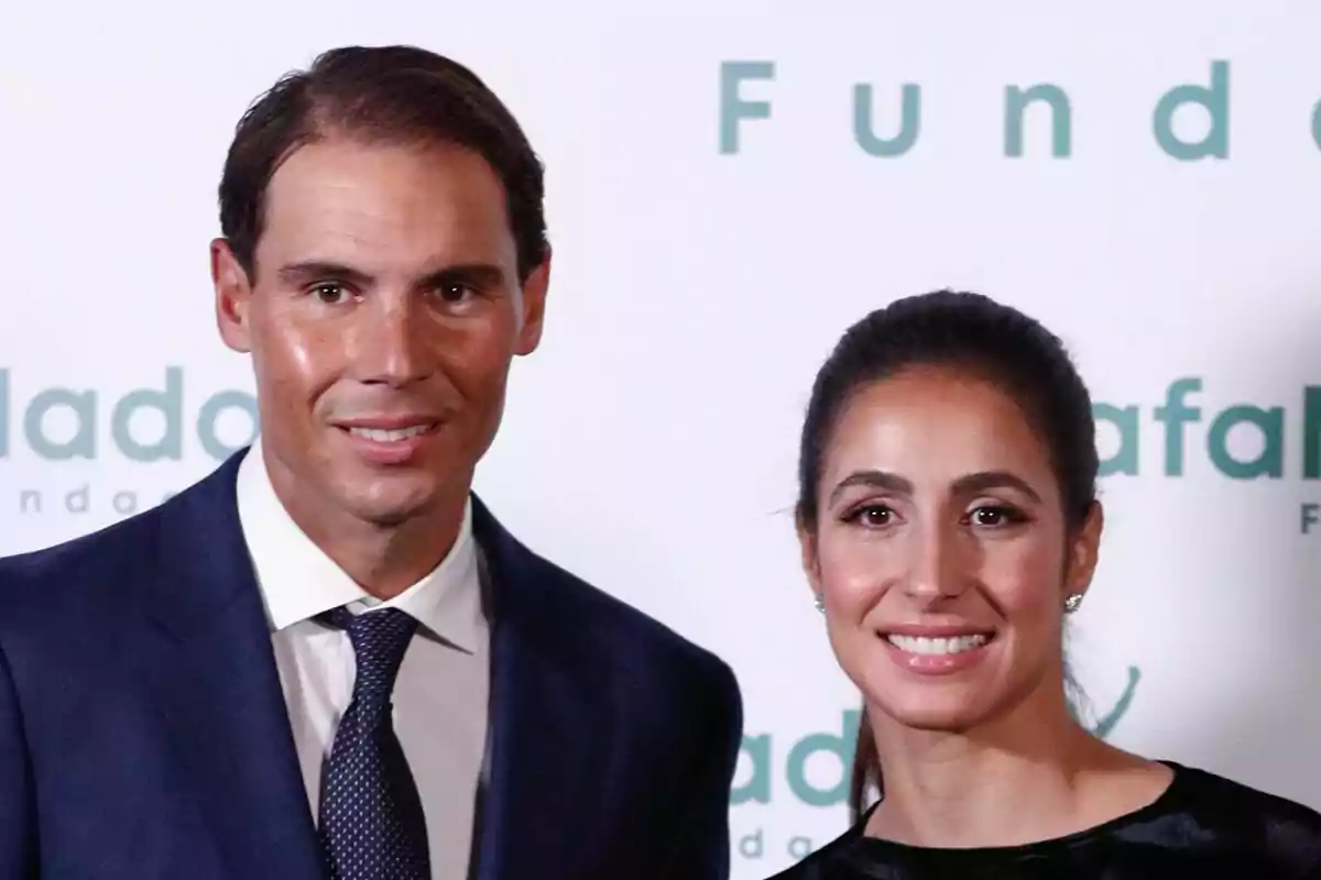 Rafa Nadal i Xisca Perelló posant juntes en un esdeveniment formal amb fons de logotips. Rafa Nadal i Xisca Perelló posant juntes en un esdeveniment formal amb fons de logotips.