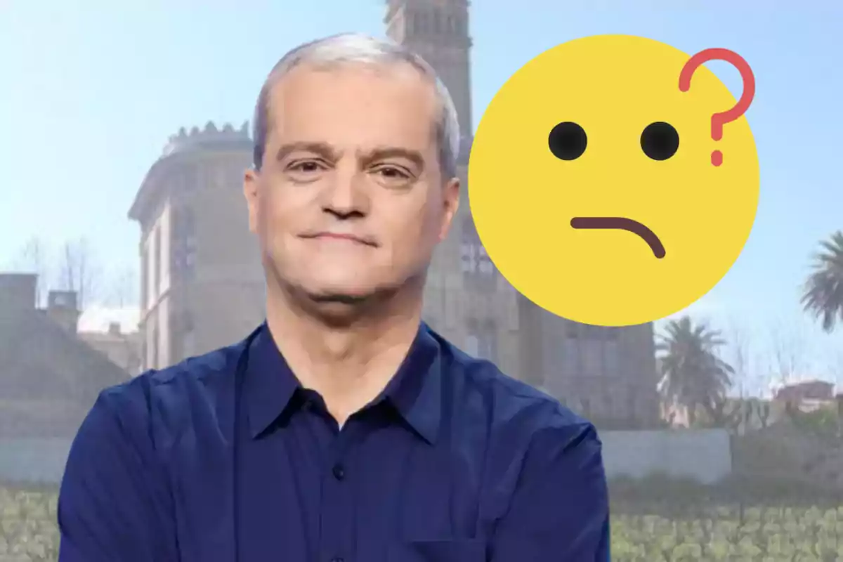 Un home de cabells canosos amb camisa blava està davant d'un edifici amb un emoji de cara pensativa superposat.