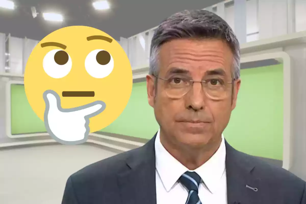 Un home amb vestit i corbata en un estudi de televisió amb un emoji pensatiu superposat.