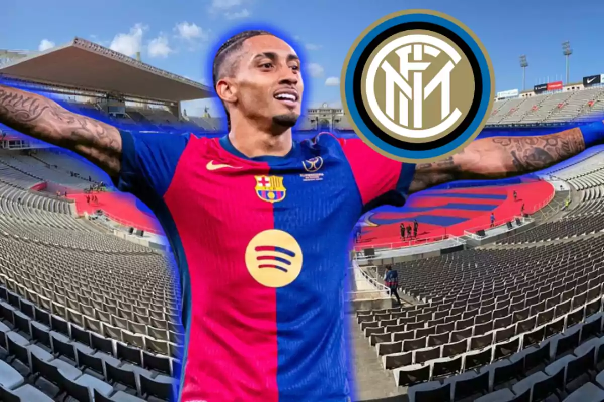 Un jugador de futbol amb uniforme blau i vermell celebra en un estadi buit amb un logotip d'equip superposat.