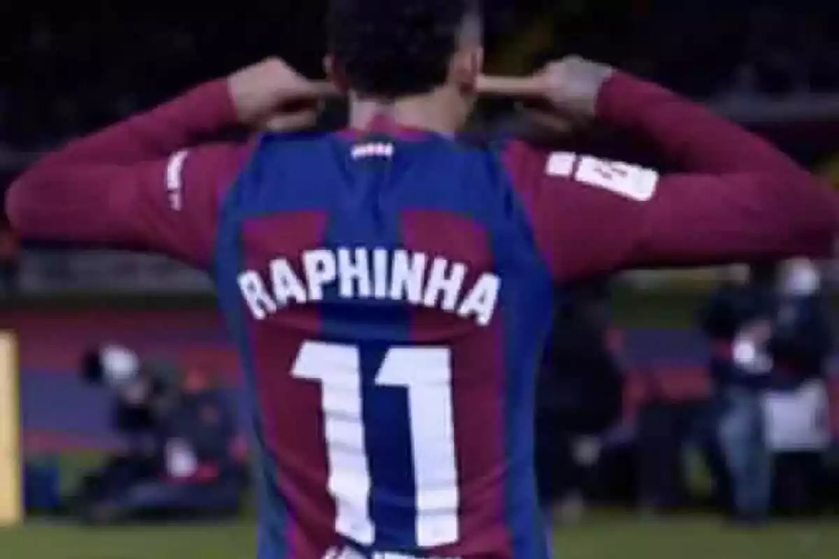 Raphinha celebrant un gol a l'Estadi Olímpic Lluís Companys