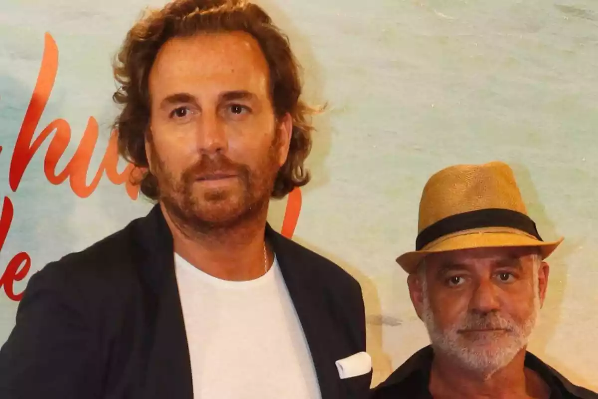 Raúl Prieto i Joaquín Torres posant en un photocall amb rostres seriosos Raúl Prieto i Joaquín Torres posant en un photocall amb rostres seriosos