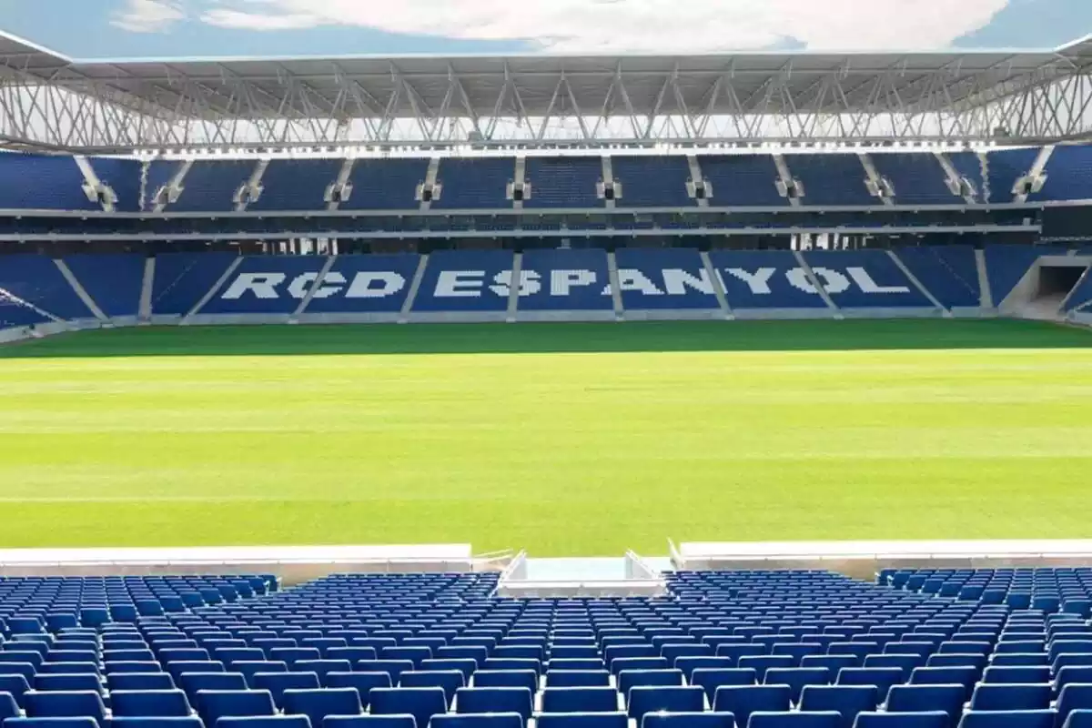 Estadi del RCD Espanyol sense públic i sense jugadors a la gespa