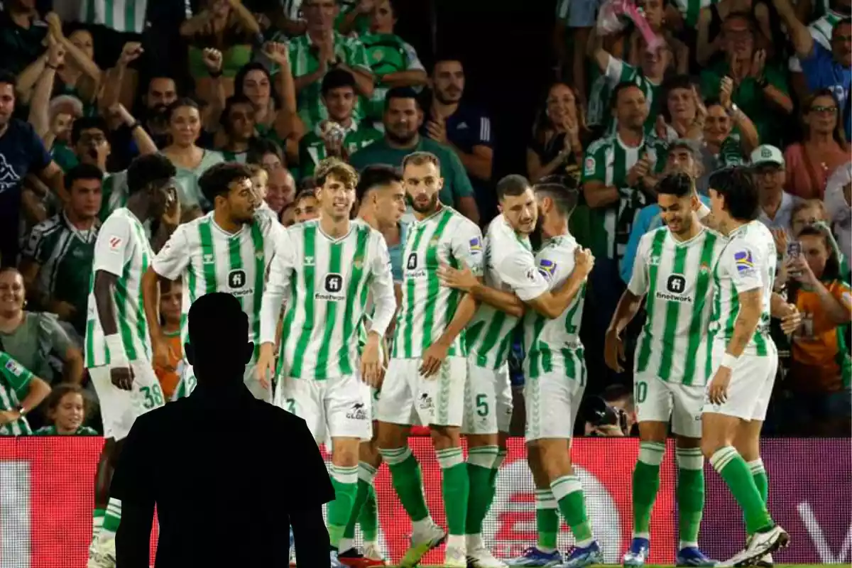 Muntatge amb una ombra a la part inferior esquerra i al centre els jugadors del Real Betis celebrant un gol