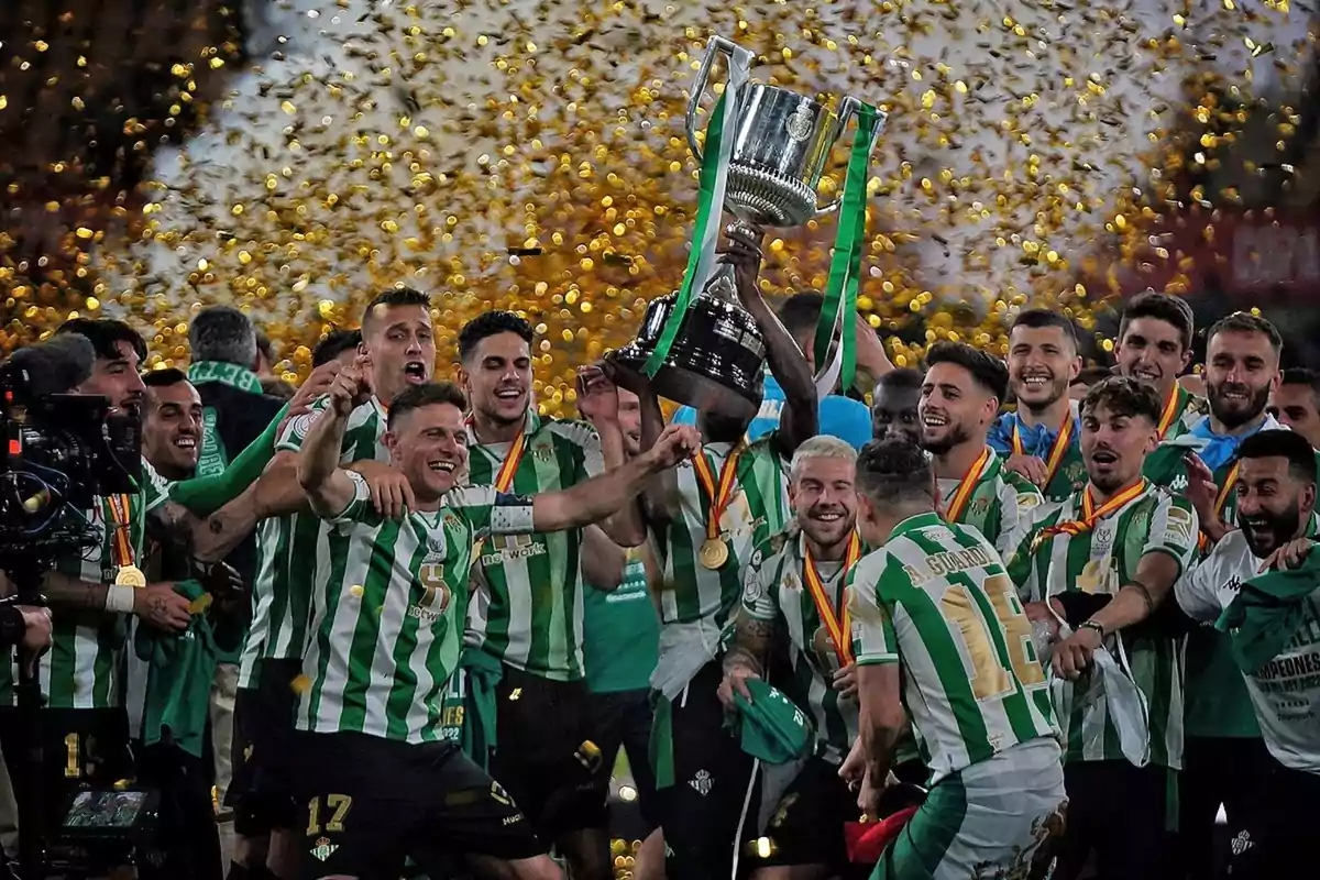 Jugadors del Real Betis celebrant la Copa del Rei de 2022