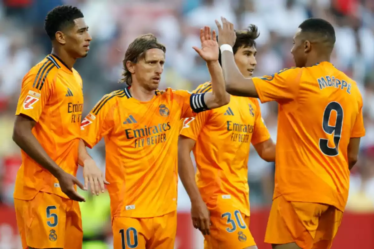 Jugadors del Reial Madrid celebren el gol de Bellingham al Sánchez-Pizjuán. Jugadors del Reial Madrid celebren el gol de Bellingham al Sánchez-Pizjuán.
