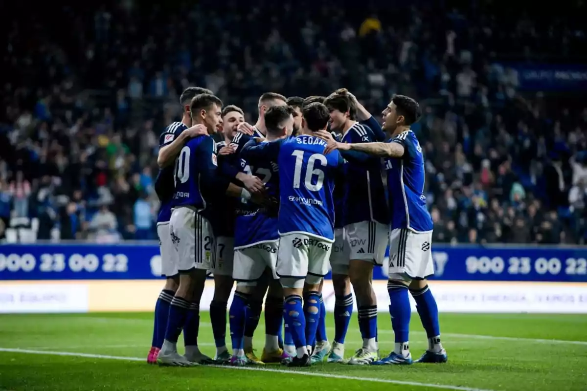 Jugadors de l'Oviedo celebrant un gol