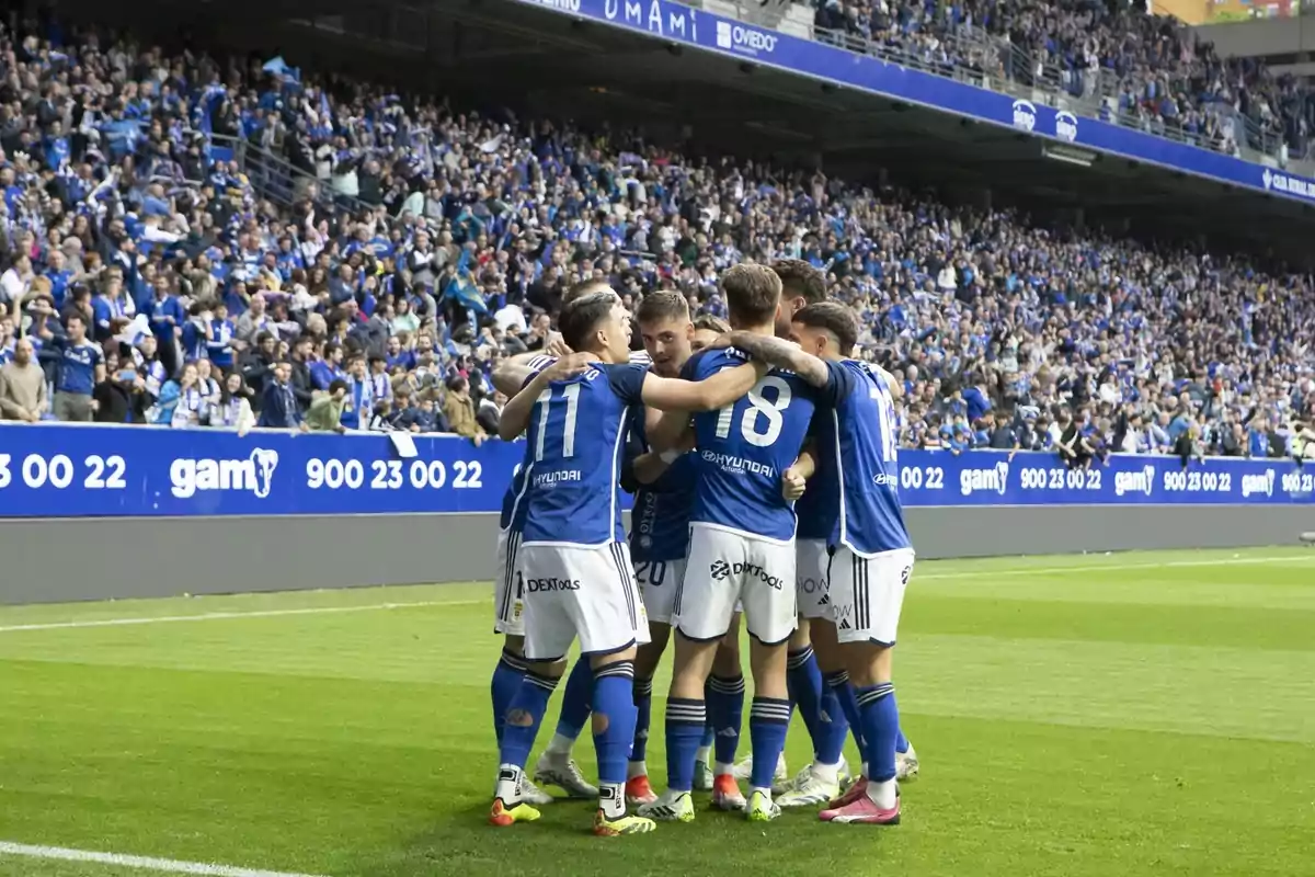 Jugadors de l'Oviedo celebrant un gol