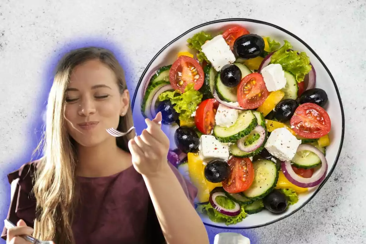 Una dona gaudint d´una amanida fresca amb vegetals i formatge feta.