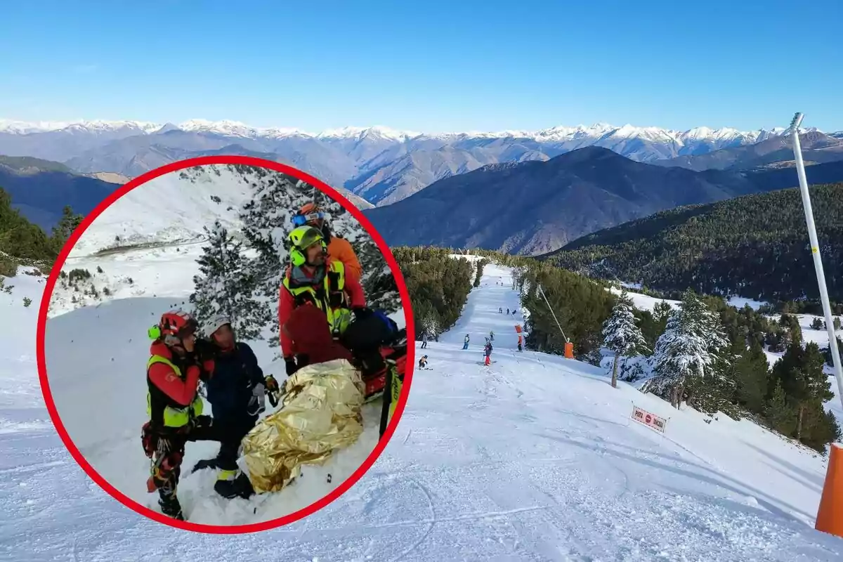 Un grup de rescatadors atén una persona ferida en una pista d'esquí envoltada de muntanyes nevades.