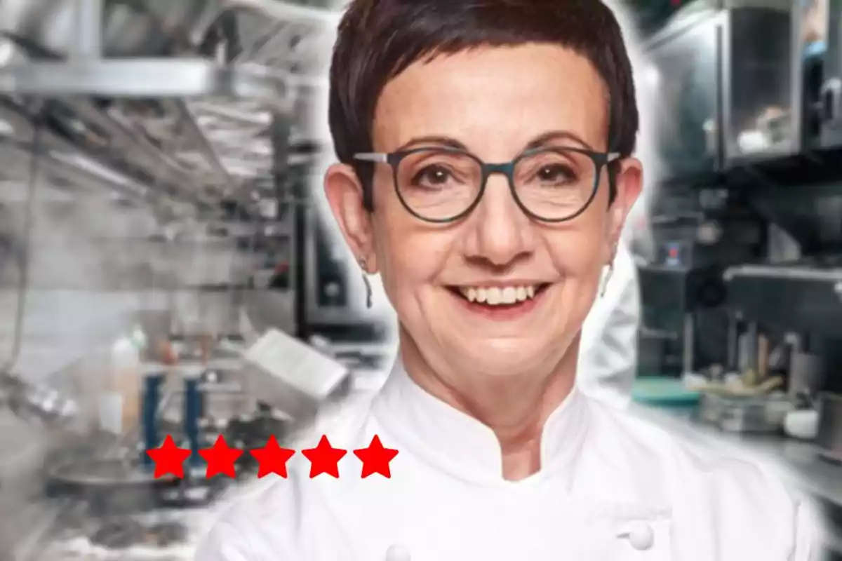 Xef somrient amb ulleres i uniforme blanc en una cuina professional amb cinc estrelles vermelles al davant
