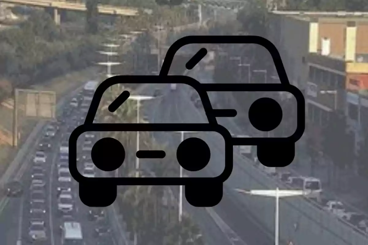 Trànsit dens en una avinguda amb una icona de dos cotxes superposada