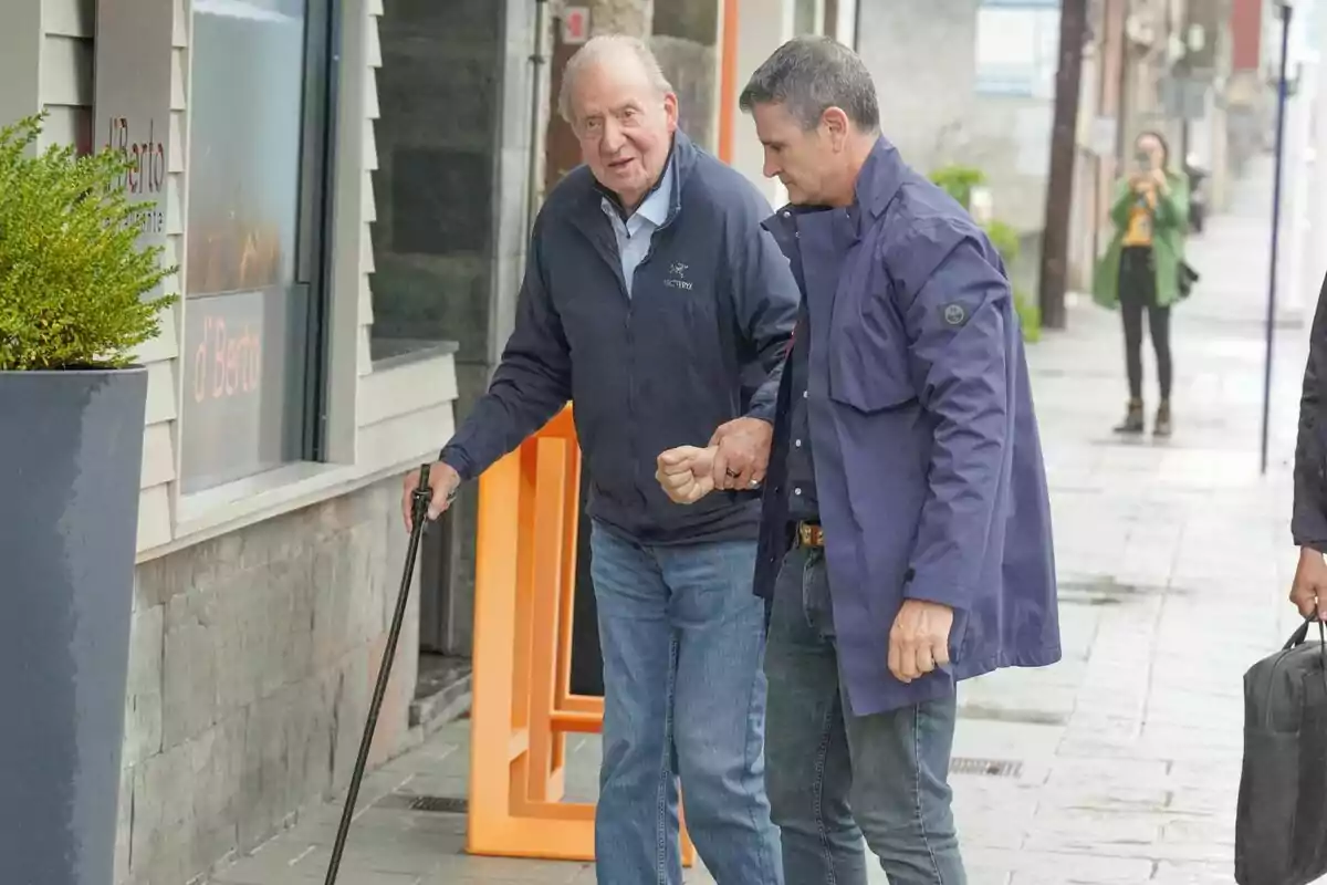 Don Juan Carlos llega al Restaurante D'Berto a 05 de Octubre de 2024 en O Grove, Galicia, junto a Pedro Campos. Don Juan Carlos llega al Restaurante D'Berto a 05 de Octubre de 2024 en O Grove, Galicia, junto a Pedro Campos.