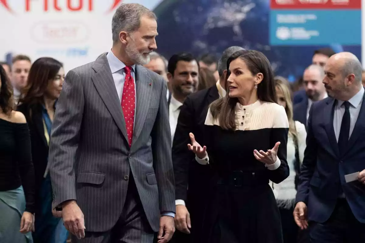 Els Reis, Felip VI i Letizia en arribar a la 44a edició de la Fira Internacional del Turisme, Fitur 2024, a IFEMA Madrid, a 24 de gener de 2024, a Madrid; a la imatge apareixen còmplices parlant entre ells Els Reis, Felip VI i Letizia en arribar a la 44a edició de la Fira Internacional del Turisme, Fitur 2024, a IFEMA Madrid, a 24 de gener de 2024, a Madrid; a la imatge apareixen còmplices parlant entre ells