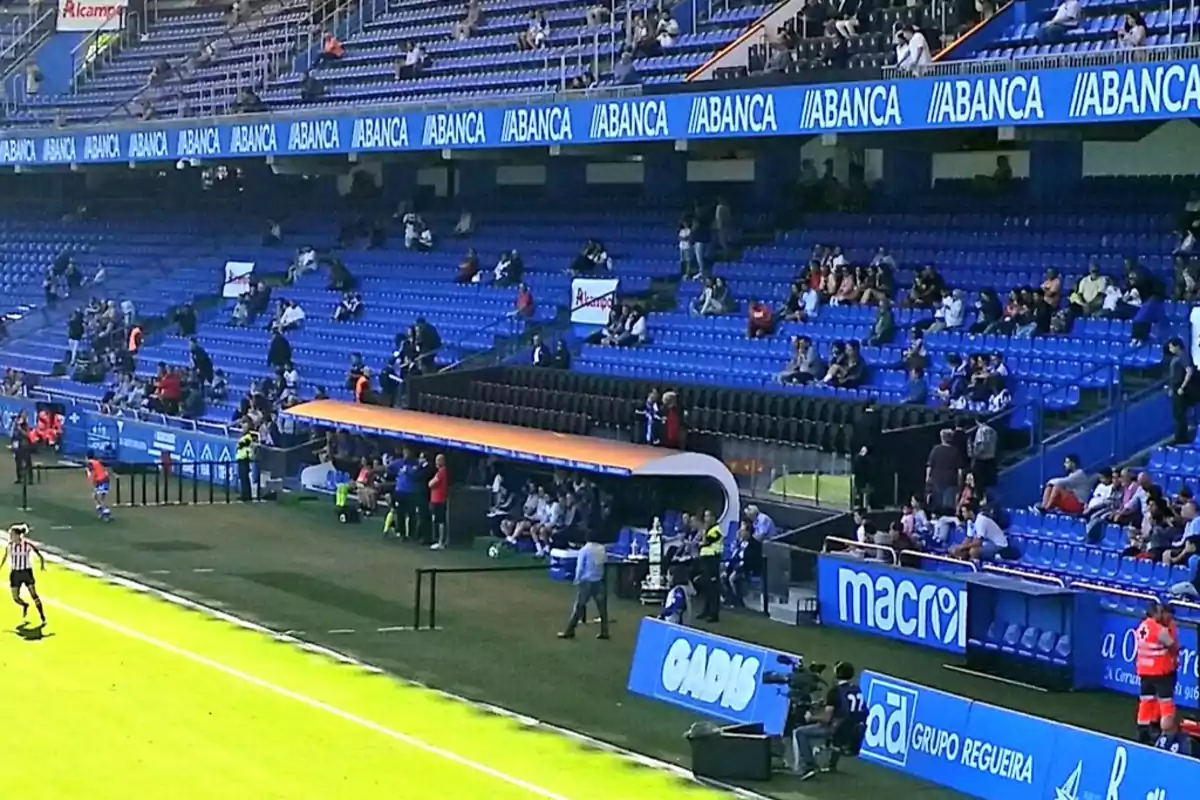 La banqueta de l'estadi de Riazor