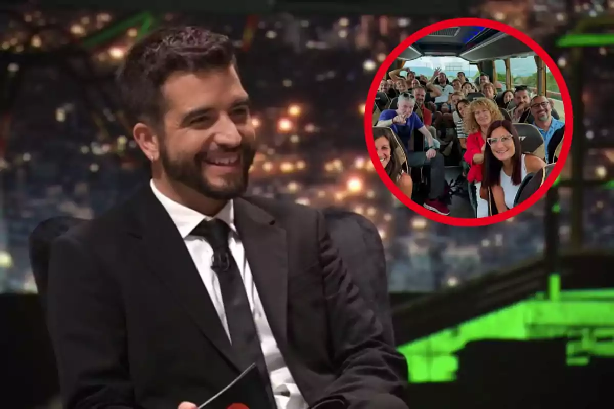 Un home somrient amb vestit negre i corbata negra està assegut en un estudi de televisió, mentre que en un cercle vermell es mostra un grup de persones felices dins un autobús.