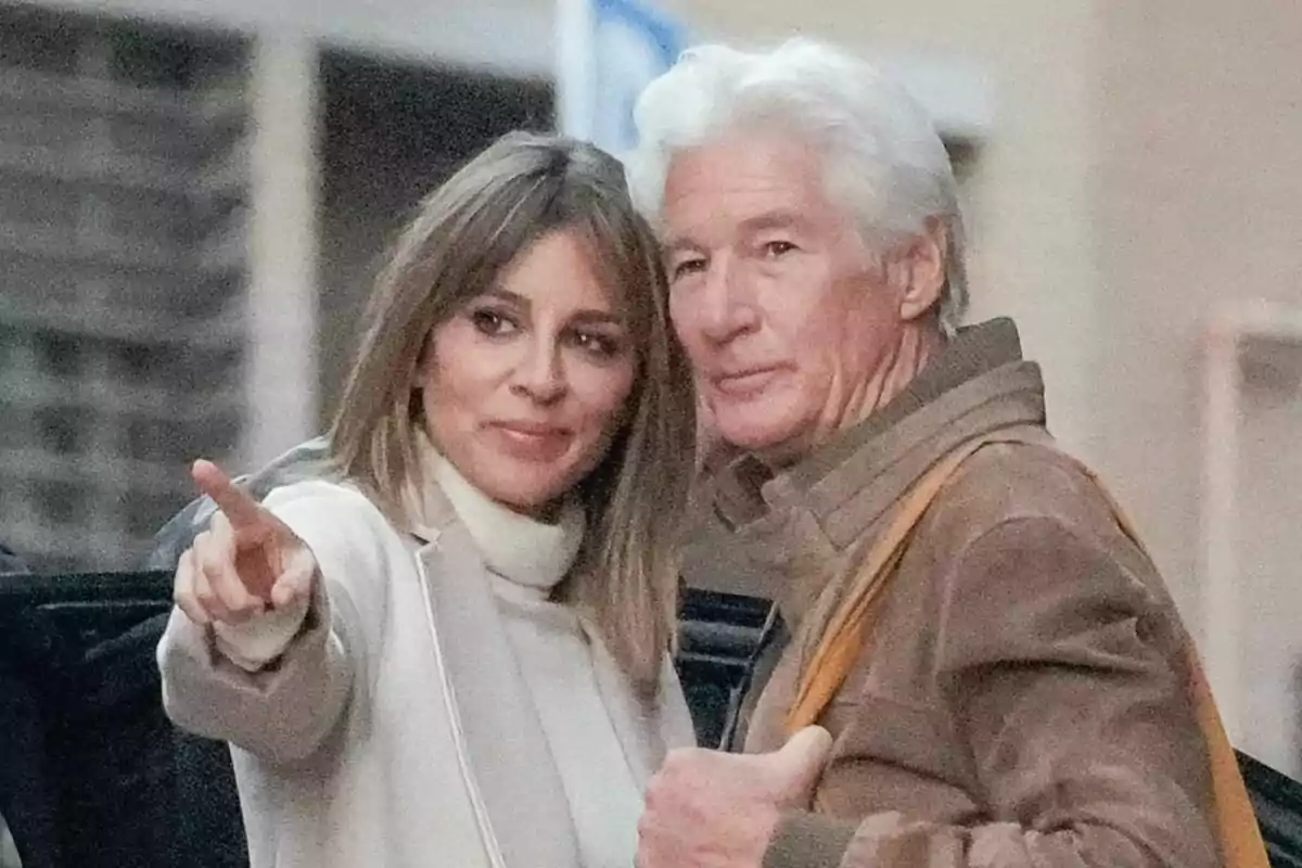 Richard Gere y Alejandra Silva salen de un estudio de fotografía a 30 de noviembre de 2024, en Madrid.