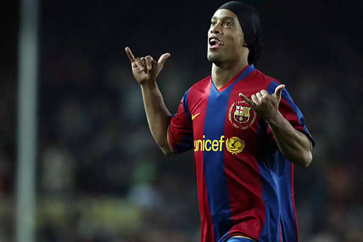 Ronaldinho celebrando un gol con el Barça