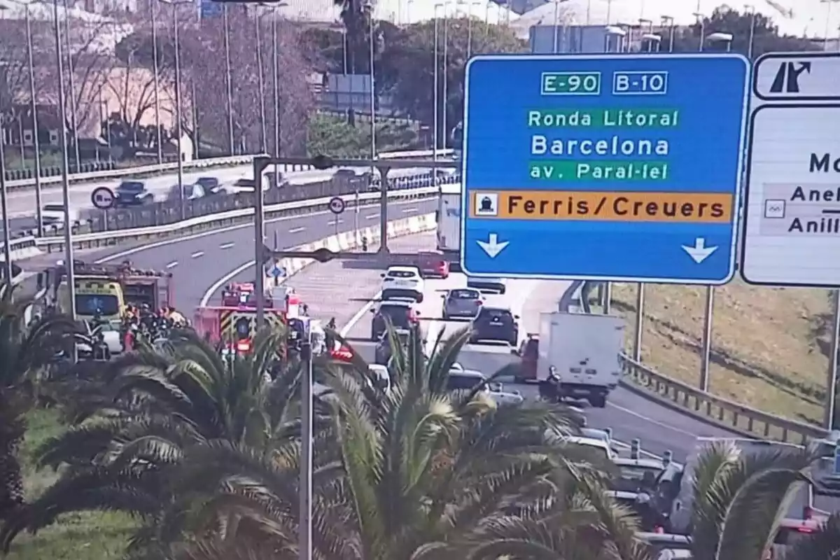 Una carretera amb trànsit i un cartell que indica direccions cap a Barcelona i Ferris/Creuers.