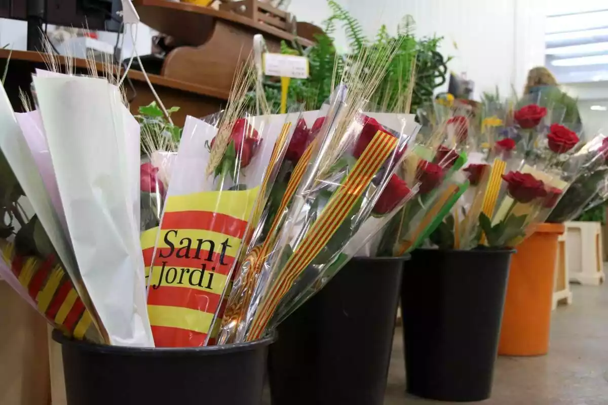 Parada de roses de Sant Jordi col·locades en galledes