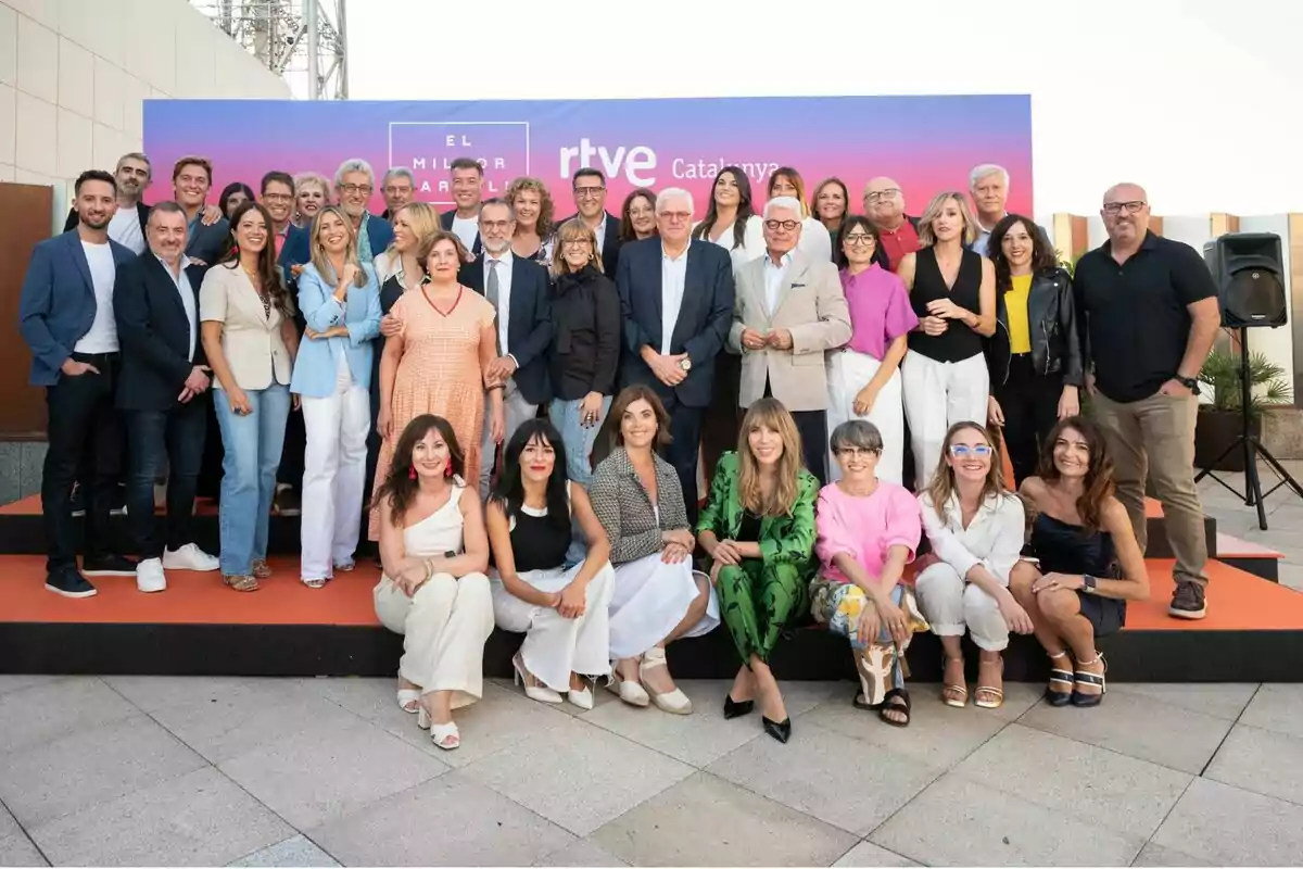 Un grup de persones posant juntes en un esdeveniment de RTVE Catalunya, amb un fons que mostra el logotip del Millor Cartell.