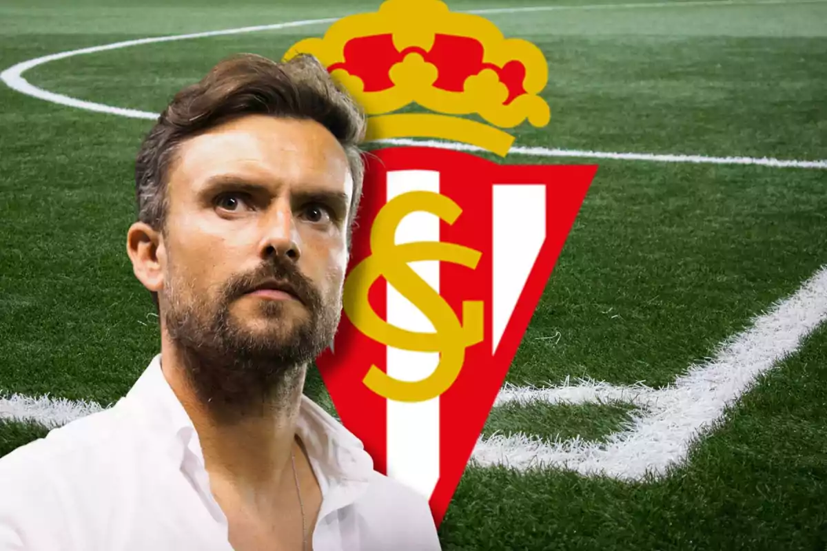 Un home amb barba i cabell fosc, vestit amb una camisa blanca, és davant d'un camp de futbol amb l'escut de l'Sporting de Gijón al fons.