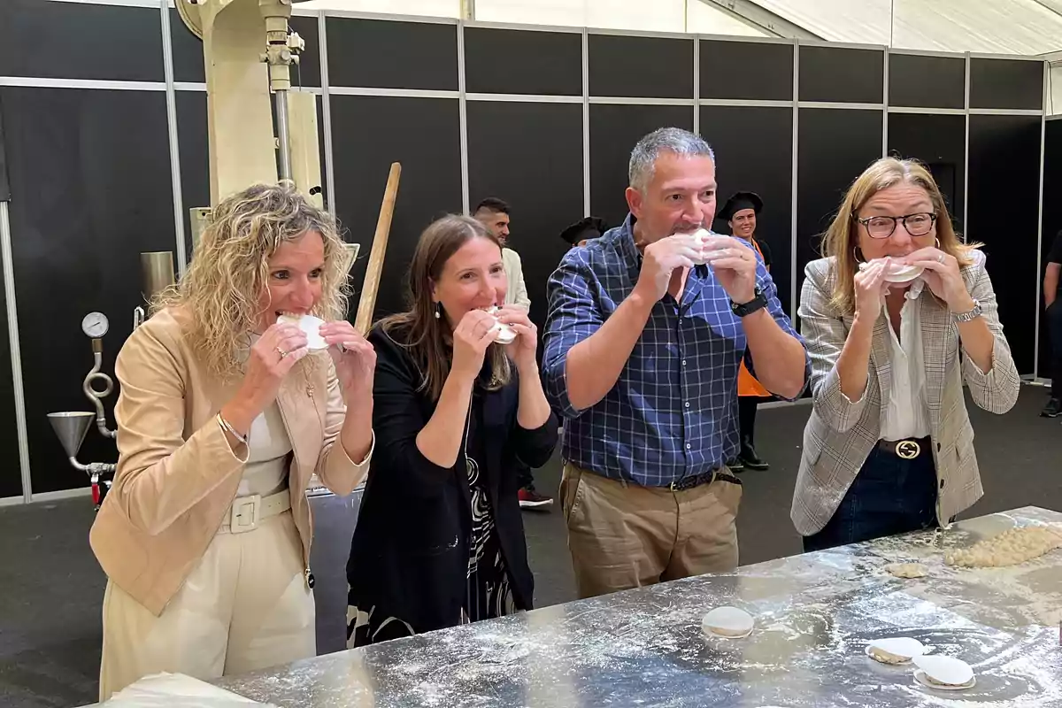 El Consejero de Empresa y Trabajo (Miquel Sàmper), la directora general de Comercio (Marta Angerri), la alcaldesa de Agramunt (Silvia Fernández) y la directora de la Feria (Tamara Lombardo) probando el turrón