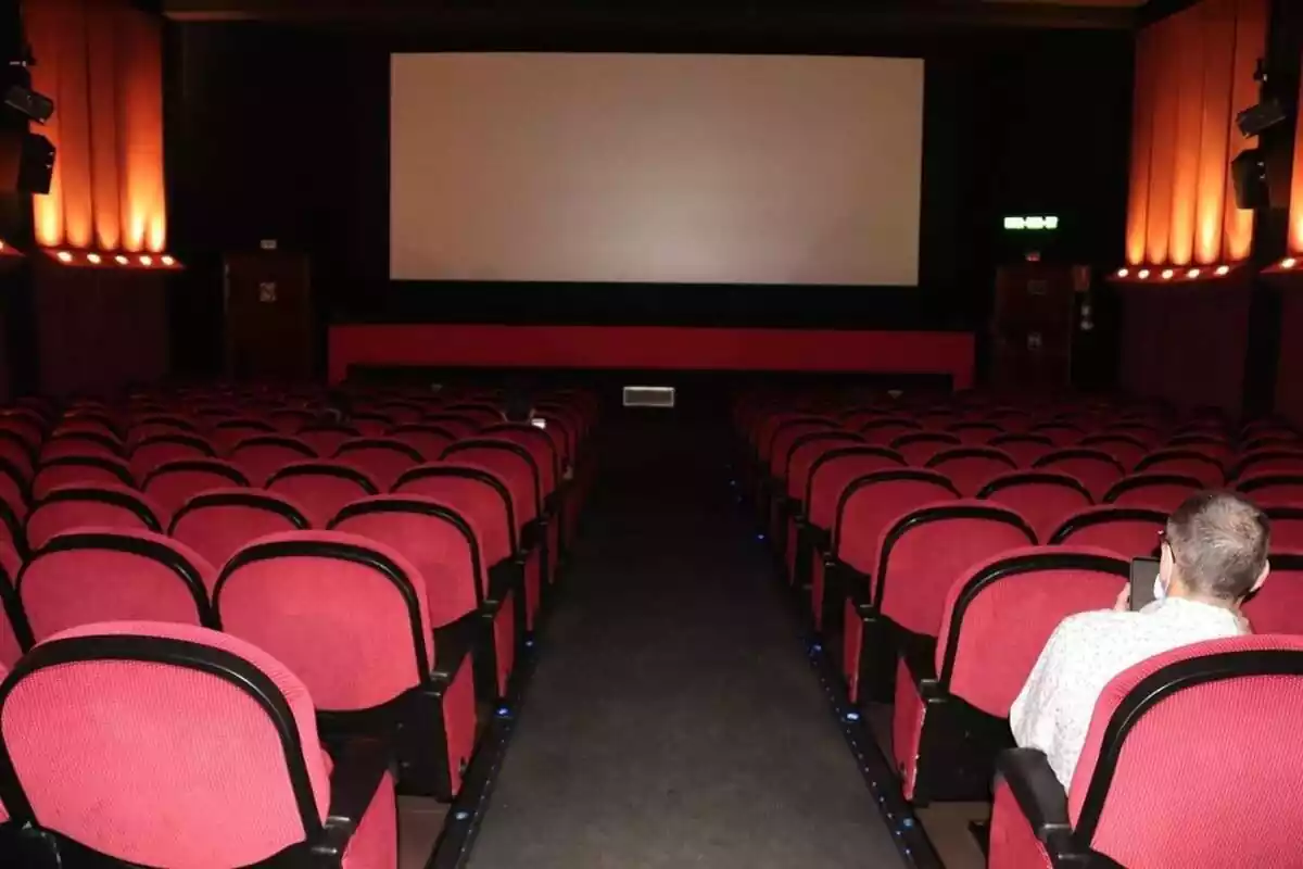 Una sala de cinema amb un home a una de les butaques