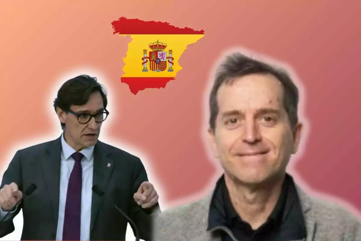 Dos homes, un parlant en un podi i un altre somrient, amb un mapa d'Espanya i la bandera espanyola al fons.