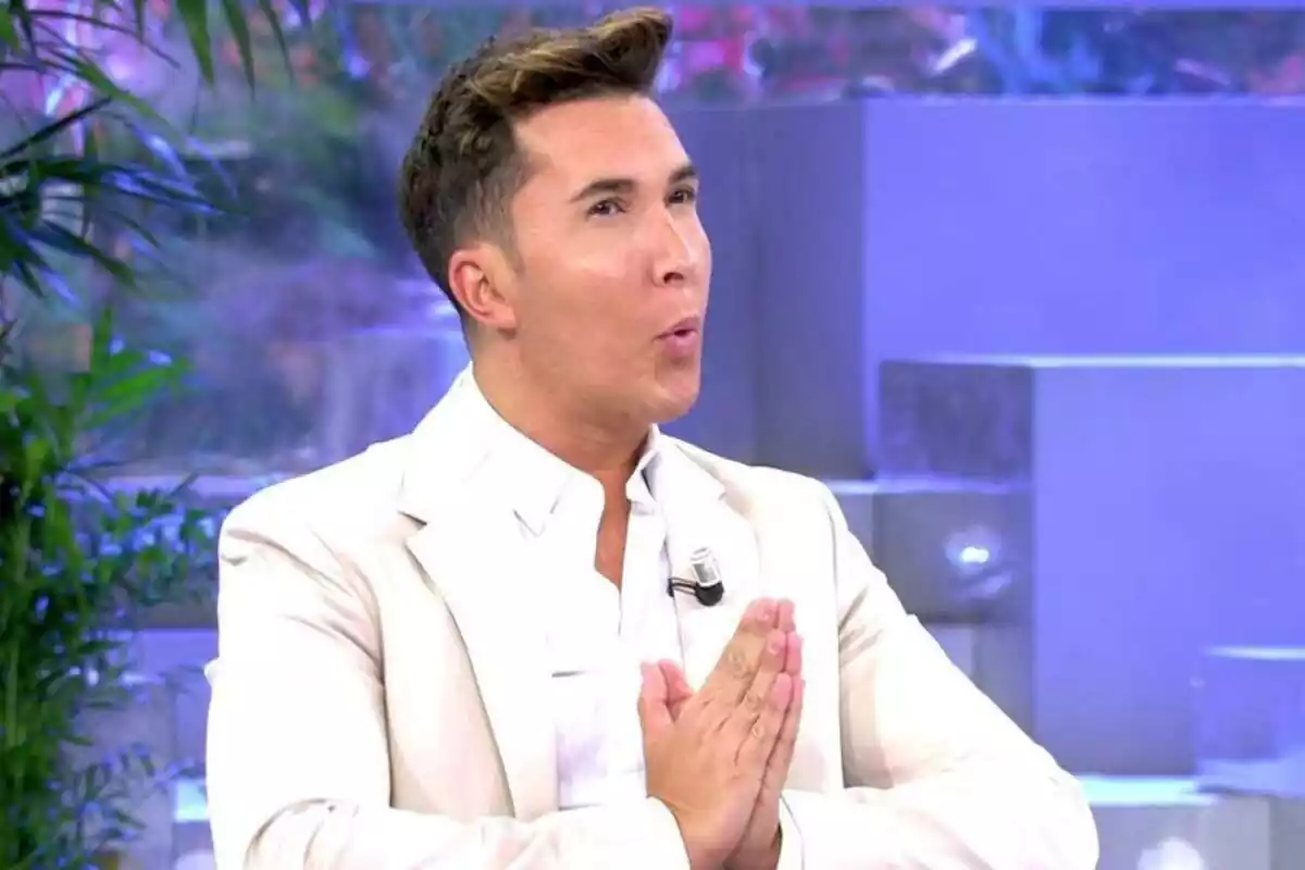 Captura de 'Sálvame' con Omar Suárez con las manos juntas y vestido de blanco Captura de 'Sálvame' con Omar Suárez con las manos juntas y vestido de blanco