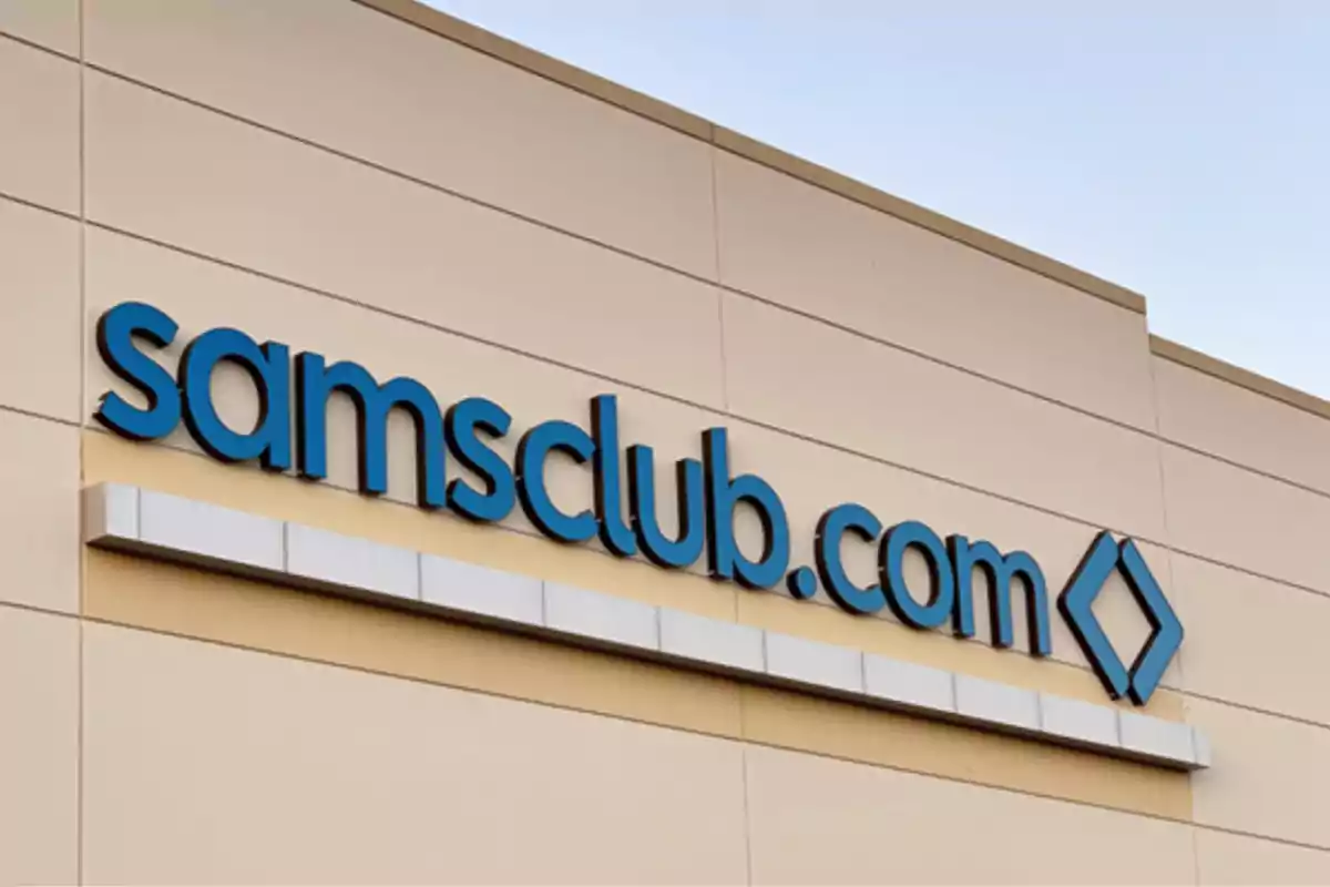 Facade of a building with the samsclub.com logo in blue letters.