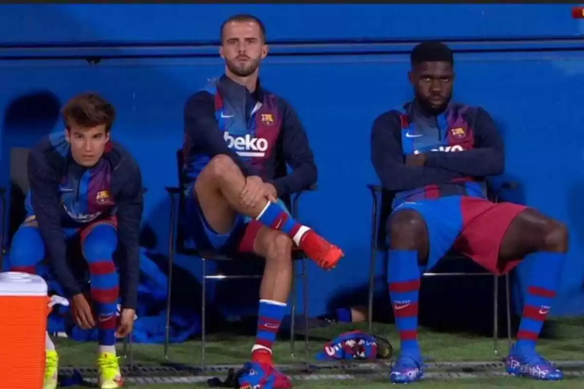 Samuel Umtiti amb Riqui Puig i Pjanic asseguts quan encara jugaven al Barça