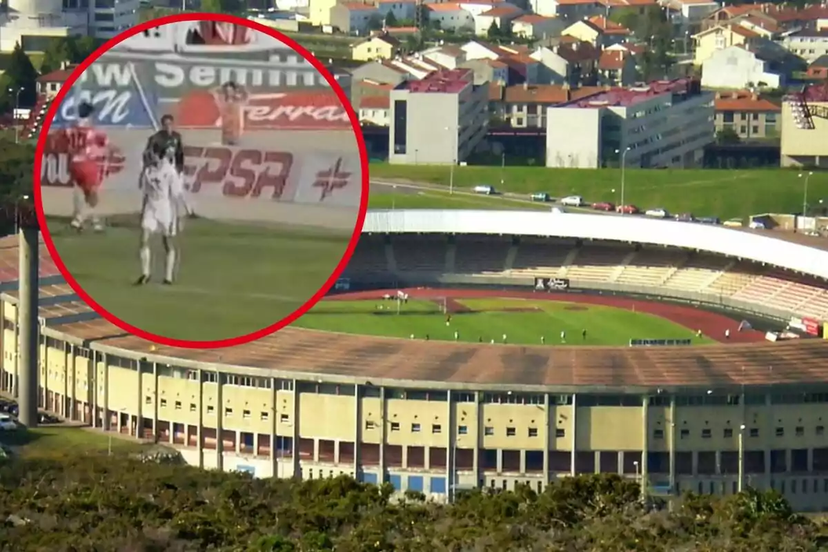 Un estadi de futbol amb un requadre que mostra un partit en acció.