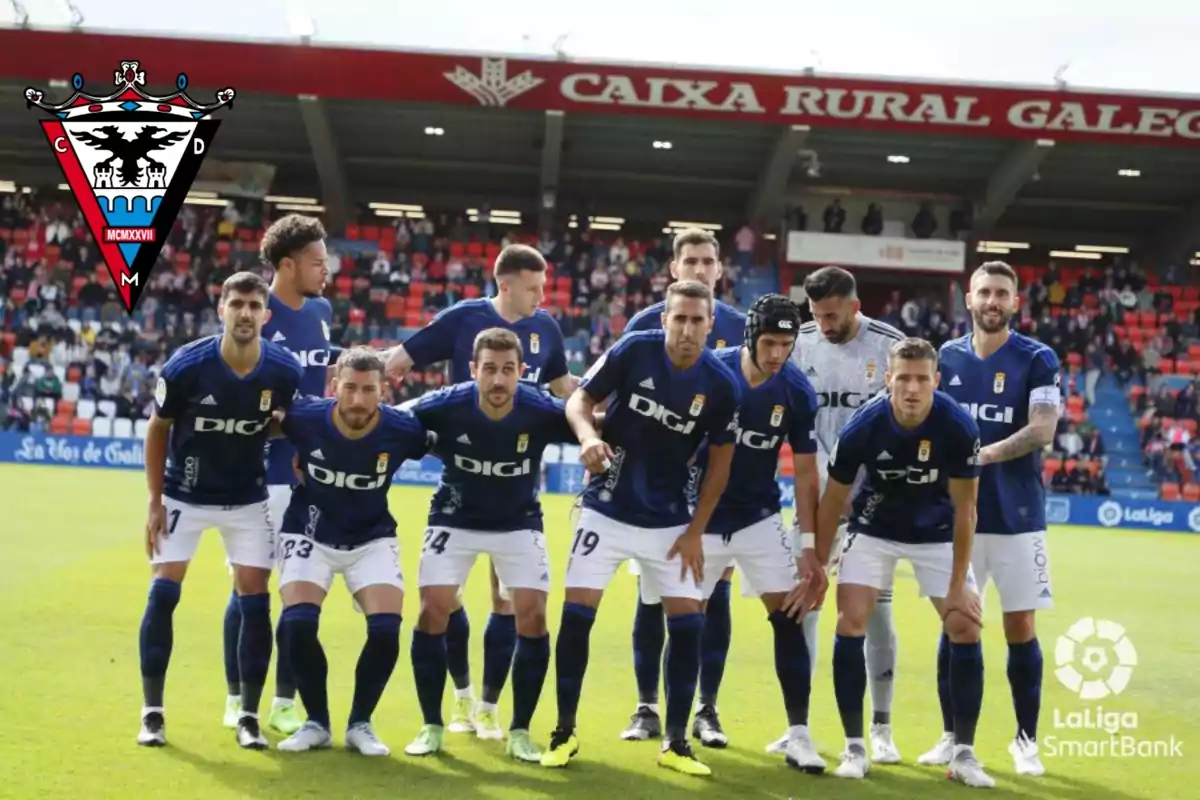 Jugadores del Real Oviedo antes de un partido y el escudo del CD Mirandés