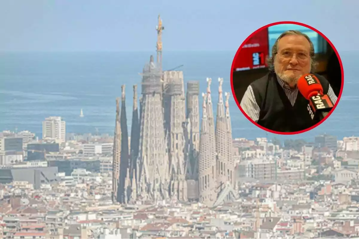 Vista aérea de la Sagrada Familia en Barcelona con un retrato de un hombre mayor con barba y gafas en un círculo rojo en la esquina superior derecha.