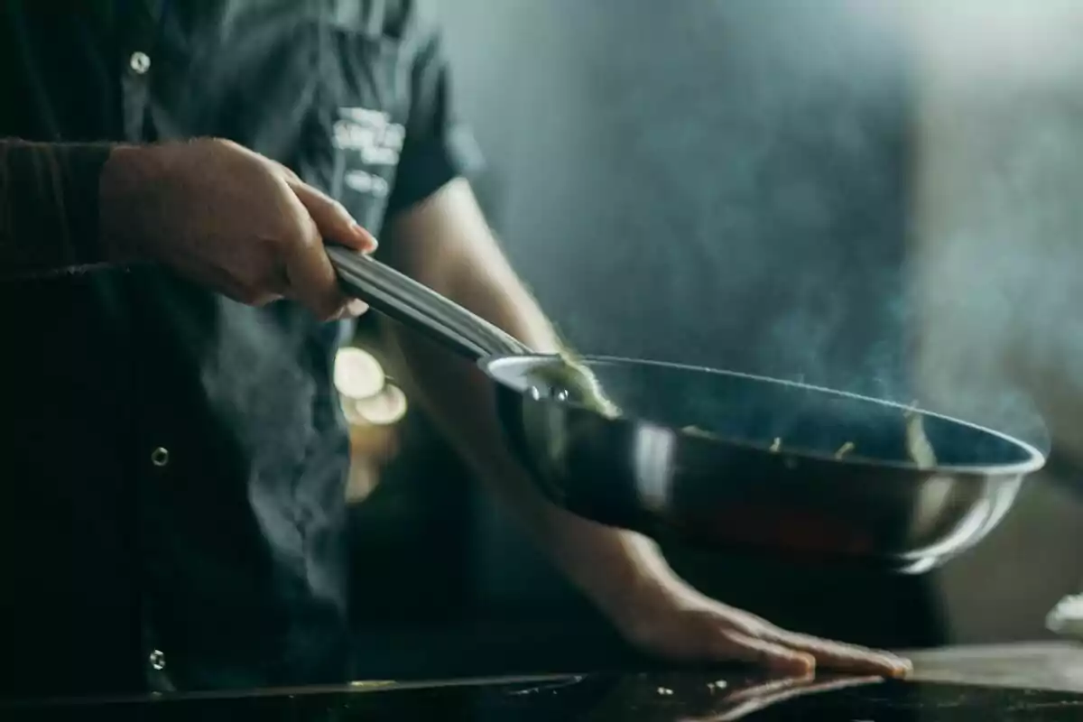 Cocinero utilizando una sarten