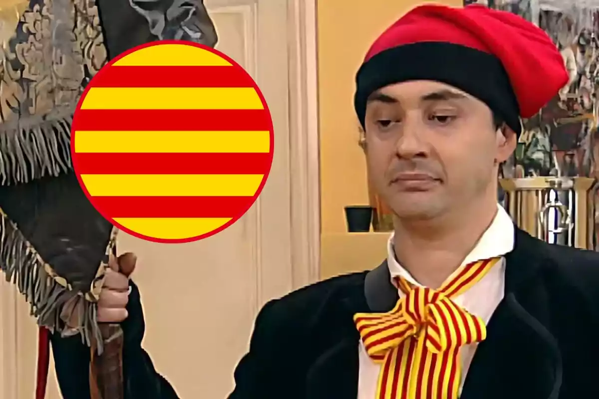 Un home amb una gorra vermella i negra, una corbata amb ratlles grogues i vermelles, i una bandera amb el mateix patró de ratlles al fons.