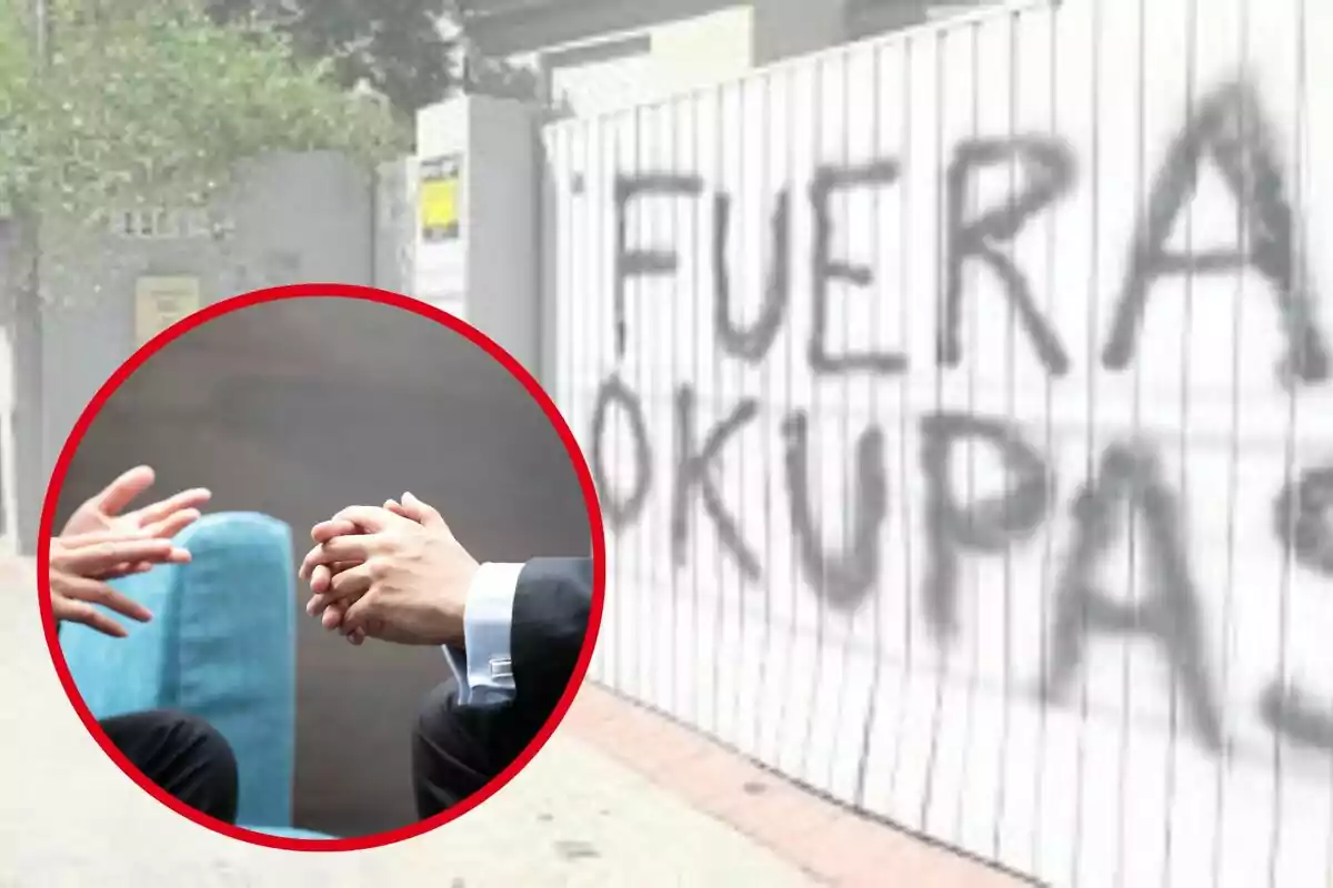 Unas manos en primer plano en un círculo rojo sobre una imagen de fondo con una pared que tiene pintado el mensaje "FUERA OKUPAS".