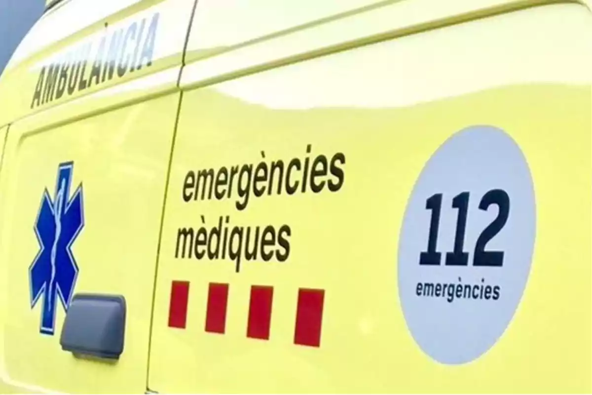 Ambulància groga amb el text "emergències mèdiques" i el número d'emergència "112".