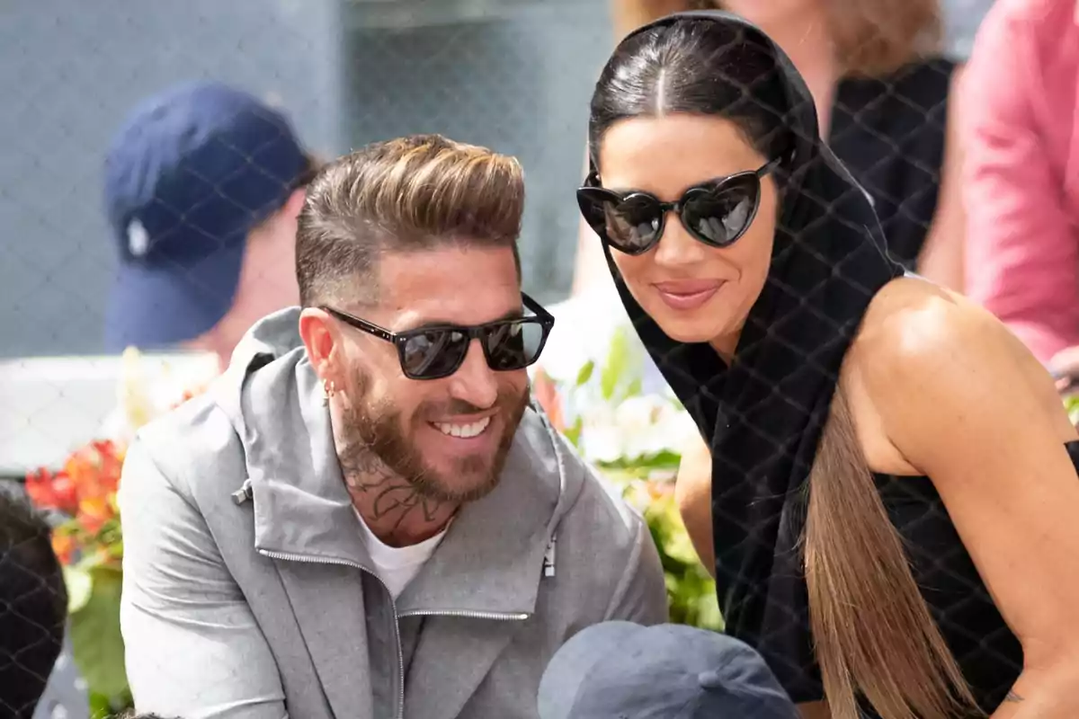 Sergio Ramos i Pilar Rubio amb ulleres de sol somriuen mentre estan asseguts a l'aire lliure. Sergio Ramos i Pilar Rubio amb ulleres de sol somriuen mentre estan asseguts a l'aire lliure.