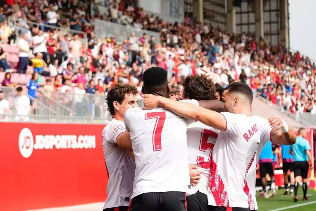 Jugadores del Sevilla Atlético celebrando un gol