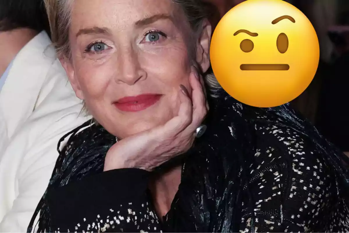 Dona de cabells rossos i ulls clars recolzant el cap a la mà, amb un emoji de cella aixecada cobrint part de la imatge.