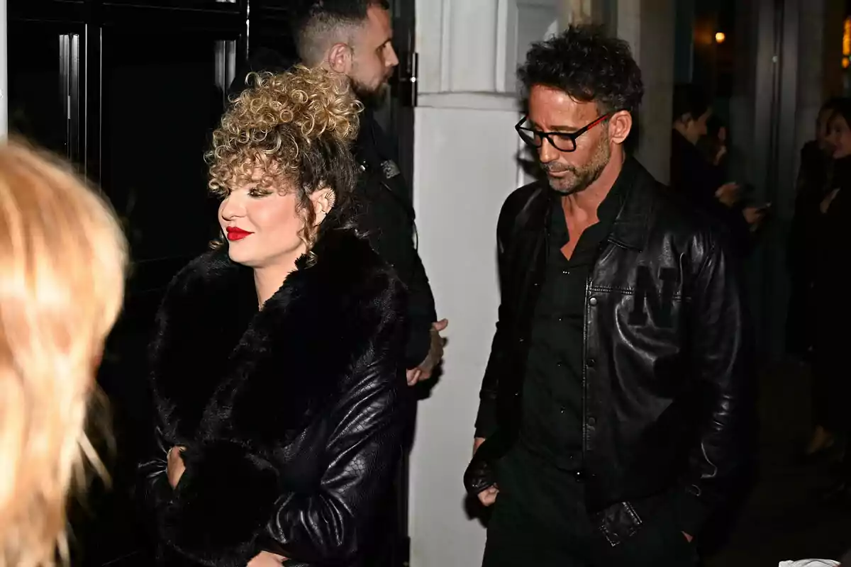 Sheila Casas i Álvaro Muñoz Escassi vestides de negre amb jaquetes de cuir en un esdeveniment nocturn. Sheila Casas i Álvaro Muñoz Escassi vestides de negre amb jaquetes de cuir en un esdeveniment nocturn.