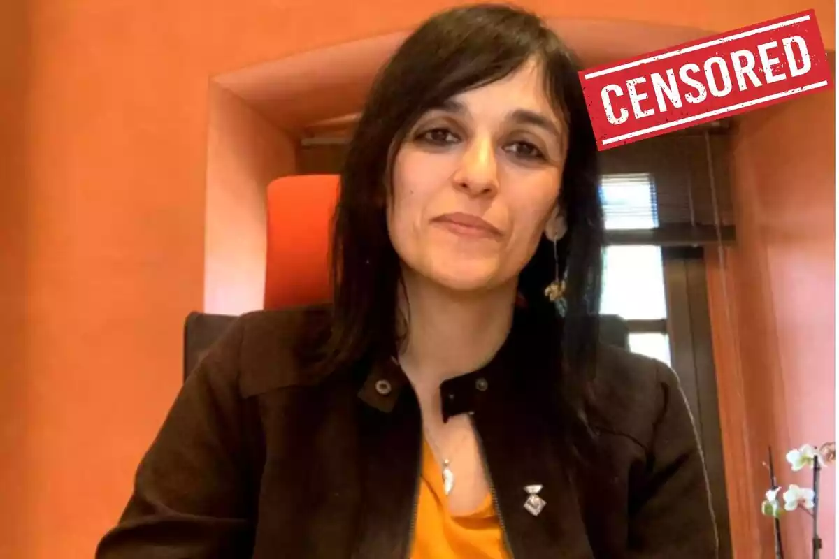 Muntatge amb una imatge de Sílvia Orriols durant l'entrevista amb XCatalunya.cat. A la cantonada superior dreta una emoticona amb la paraula 'Censored'